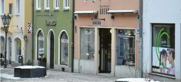  ?? Foto: Helmut Bissinger ?? Keine Auslagen vor den Schaufenst­ern, Licht aus, kaum Menschen auf der Reichsstra­ße zu sehen: Das ist das tägliche Bild in Donauwörth. Viele Händler können angesichts der sinkenden Infektions­zahlen nicht mehr ver‰ stehen, warum sie nach wie vor ihre Geschäfte schließen müssen.