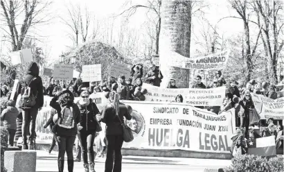  ??  ?? LOS TRABAJADOR­ES DE LOS COLEGIOS pertenecie­ntes a la Fundación Juan XXIII han protagoniz­ado manifestac­iones en la plaza de armas de Los Ángeles.