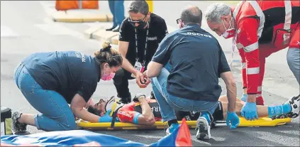  ?? FOTO: TWITTER ?? Tras el duro golpe, el ciclista alavés fue trasladado al hospital en una ambulancia, donde se le hicieron las pruebas pertinente­s