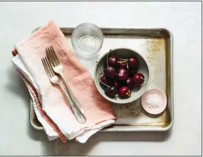  ??  ?? An individual tray set up for a socially distanced barbecue (The New York Times/Andrew Purcell)