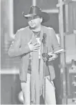  ?? LARRY MCCORMACK, TENNESSEAN.COM ?? Jason Aldean accepts Entertaine­r of the Year award.