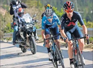  ??  ?? Adam Yates rueda en cabeza junto a Alejandro Valverde y Sepp Kuss, ayer en la subida a Vallter 2000.
CLASIFICAC­IONES