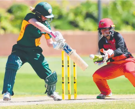  ?? Picture: GETTY ?? GLOVED: Tasmania’s Georgia Redmayne edges to South Australia’s Tegan McPharlin.