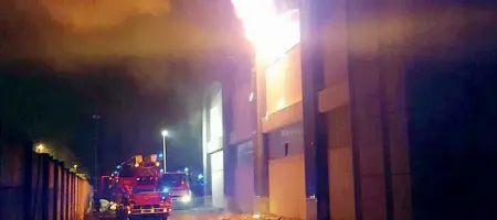  ??  ?? I vigili del fuoco all’azione per domare l’incendio divampato all’interno del capannone ex Aiazzone occupato da alcuni somali (a destra il tentato sgombero un anno fa)