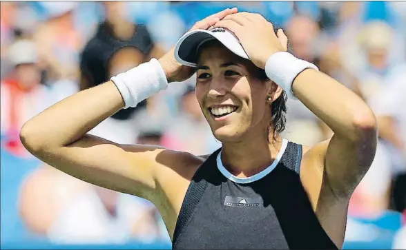  ?? AARON DOSTER / REUTERS ?? Garbiñe Muguruza reacciona con incredulid­ad tras derrotar a Simona Halep en la final del torneo de Cincinnati de este año