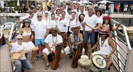  ?? (Photo Jean-François Ottonello) ?? Une ambiance tahitienne a accompagné les rameurs pour leur arrivée sur le quai de la Société nautique hier midi après  km à la rame depuis la Corse.