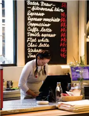  ??  ?? Kaffe på tjeckiska heter káva, även om espresso och cappuccino är lika vanligt att se på kaffemenye­rna runt om i stan.