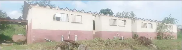  ?? (Pics: Nkosingiph­ile Myeni) ?? Another view of one of the blocks of the ‘Ghetto’ flats, the property that is under the ownership of ENHB.