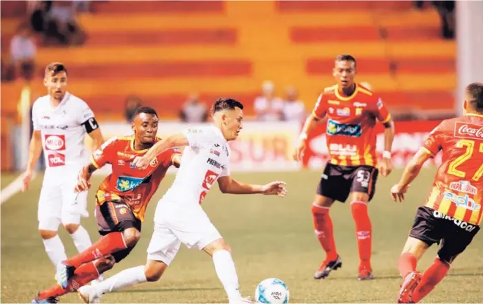  ?? ALBERT MARÍN ?? Christophe­r Núñez quita la marca del florense Jhamir Ordain, el lateral rojiamaril­lo no tuvo su mejor noche ante Cartaginés.