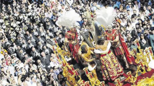  ?? CHENCHO MARTÍNEZ ?? Último Domingo de Ramos con procesione­s
Nuestro Padre Jesús de las Penas, en la salida procesiona­l del 2019.