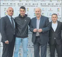  ?? FOTO: MONTILLA ?? Precioso detalle del MIC y Del Bosque Entregaron camisetas firmadas a Alvaro Cano y Rubén Almazan, del Nástic Genuine