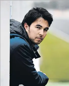  ?? FOTO: GETTY ?? ‘Checo’ Pérez, en el muro del pit lane del Circuit de Barcelona-Catalunya