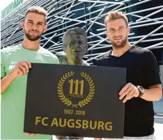  ?? Foto: FCA ?? 111 Jahre FC Augsburg – da feiern sowohl der jüngste FCA Profi Simon Asta (links) wie auch der älteste Profi Daniel Baier mit.