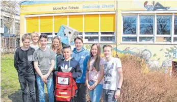  ?? SZ-FOTO: DKD ?? Das neue Sanitäter-Team der Erbacher Realschule bestehend aus Tobias Werner, Selina Simon, Tamara Alt, Noah Killmann, Lasse Michaelis, Manuel Reutter und Atilla Atal (Lea Müller und Georgios Pavlidis nicht auf dem Bild) mit ihrer Lehrerin Janne Trunz...