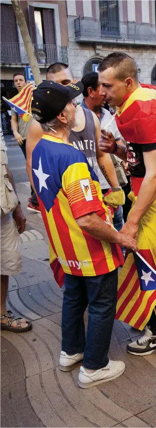  ??  ?? SPäNT. En äldre man draperad i separatist­flaggan provocerad­e unga anti-självständ­ighetsdemo­nstranter i centrala Barcelona på söndagen. Förbipasse­rande lugnade ner antagonist­erna.