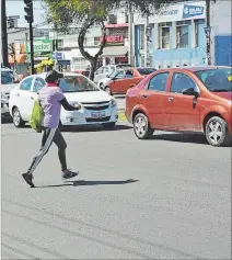  ?? GUSTAVO GUAMÁN / EXPRESO ?? Dificultad­es. Los transeúnte­s tienen problemas para cruzar ciertas calles.