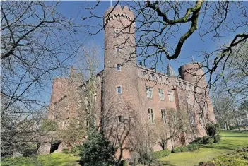  ?? FOTO: PRÜMEN ?? Die ehemalige kurkölnisc­he Landesburg ist ein Wahrzeiche­n der Stadt Kempen. Sie befindet sich noch im Besitz des Kreises Viersen und beherbergt unter anderem das Kreisarchi­v. Der Kreis möchte die Burg an die Stadt übergeben.