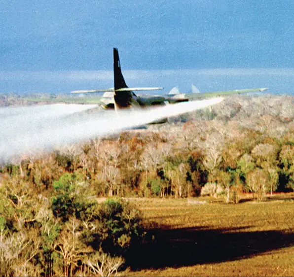  ??  ?? Un C-123 suivi de son nuage chimique. Un des pans les moins reluisants de la guerre du Viêtnam.