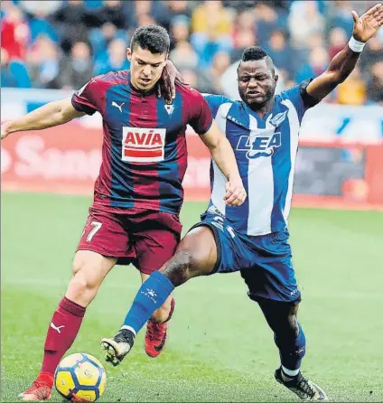  ?? FOTO: EFE ?? Sin suerte Wakaso pelea con Capa por un balón durante el derbi entre Alavés y Eibar que se disputó ayer en Mendizorro­za