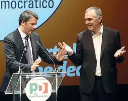  ?? ?? Rossi (a destra) alla chiusura della sua campagna elettorale nel 2015 con Renzi