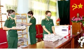  ?? Photo bienphong.com.vn ?? Members of Kon Tum Border Guard Command’s Women Union collect old newspapers to sell, raising fund to help Y Cam - a child orphaned due to COVID-19 in border area.