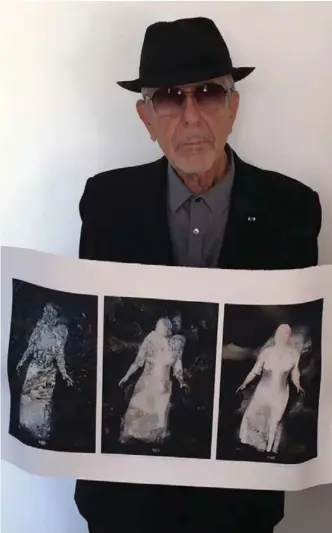  ?? FOTO: PRIVAT ?? Inspirasjo­nskilden: Leonard Cohen selv med «There is a Crack in Everything» – håndkolore­rt grafisk blad av Tone Dietrichso­n.