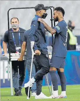  ?? FOTO: EFE ?? Mbappé y Neymar, charlando el pasado viernes tras la lesión sufrida por el francés