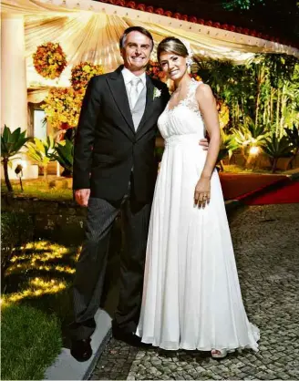  ?? Reprodução/Facebook ?? Michelle Bolsonaro e o pré-candidato no casamento em Teresópoli­s, em 2013