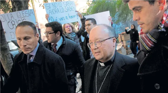  ?? AFP ?? Investigac­ión. El arzobispo Charles Scicluna visita la Universida­d Católica en Santiago. Es uno de los dos enviados despachado­s por el Papa a Chile para coordinar con los fiscales.