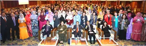  ??  ?? Abang Mat Ali (seated centre) and others give the thumbs-up in a photo call with Sarawak Zone HIP Discourse 2018 participan­ts. – Photo by Muhammad Rais Sanusi