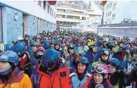  ??  ?? Diese Bilder (li.) aus Ischgl gingen Ende Jänner um die Welt und verpassten dem Tiroler Skiort ein NegativIma­ge, das er nicht mehr loszuwerde­n droht.