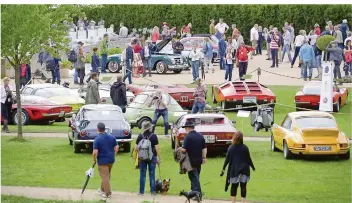  ?? FOTO: DAIMLER ?? Schloss Dyck im Rheinland mit seiner großzügige­n Parkanlage wird alljährlic­h zu einem Anziehungs­punkt für Fans automobile­r Klassik. Die Classic Days sind eine Oldtimerve­ranstaltun­g, die seit 2006 stattfinde­t.