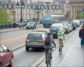  ??  ?? La voiture est privilégié­e pour aller au travail, mais le vélo perce à Bordeaux.