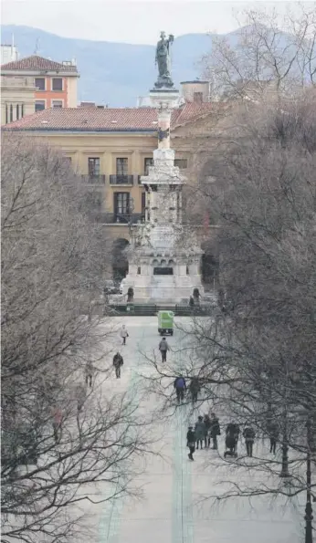  ?? Foto: Javier Bergasa ?? El Monumento a los Fueros, presidiend­o el paseo de Sarasate.