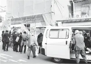  ?? — Gambar AFP ?? KEPALA DITEMUI: Polis wilayah Hyogo (kanan) melakukan siasatan di tempat kejadian di mana satu kepala manusia ditemui di Osaka, semalam.