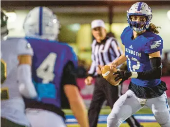  ?? APRIL GAMIZ/THE MORNING CALL ?? Nazareth’s Sonny Sasso runs with the ball against Emmaus on Friday in Nazareth.