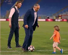  ??  ?? James Pallotta, 60 anni, si diverte col figlio di Balzaretti