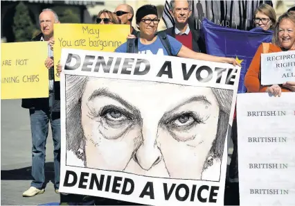 ?? Jeff J Mitchell ?? > Demonstrat­ors gather ahead of Theresa May’s Brexit speech in Florence