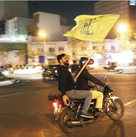  ?? Reuters ?? Iraniërs vieren de aanval op Israël in Teheran.