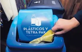  ??  ?? Las empresas que operan en la terminal aérea, como Morpho Travel, del Grupo Britt, implementa un programa de reciclaje en cada uno de sus negocios. Por su parte, Bertero eliminó las botellas plásticas para consumo de agua entre sus colaborado­res.