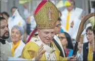  ??  ?? El cardenal Carlos Aguiar Retes, arzobispo primado de México, en la Catedral Metropolit­ana, al final de la misa dedicada a los padres