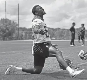  ?? GEORGE WALKER ?? Titans wide receiver Corey Davis (84) warms up at practice May 22. IV / THE TENNESSEAN