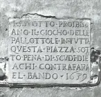  ??  ?? L’epigrafe al numero civico 20 in piazza Santo Spirito del 1639