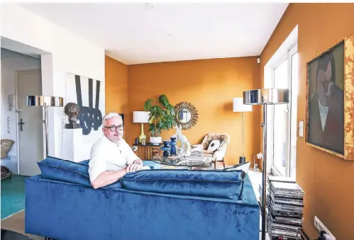  ??  ?? Jedes Detail hat Tim Prell für seine Wohnung sorgfältig ausgesucht. Das blaue Sofa hat er vor kurzer Zeit entdeckt, die Wand wurde von ihm selbst gestrichen.