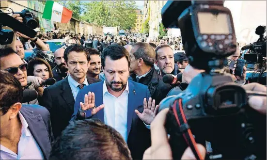  ?? ALBERTO PIZZOLI / AFP ?? El ministro del Interior, Matteo Salvini, visitó el barrio del crimen, donde fue recibido con protestas y gritos de “chacal”