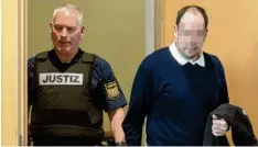  ?? Foto: Stefan Puchner ?? Ein Justizbeam­ter führt Harry S. in den Gerichtssa­al. Der Missbrauch­sprozess gegen den Kinderarzt wird seit Montag in Augsburg neu aufgerollt.