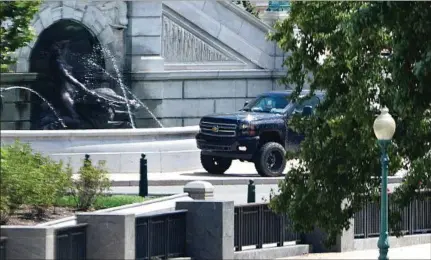  ??  ?? CAMIONETA. El vehículo estacionad­o del hombre que amenazó hacer explotar el Capitolio. Se lo veía manipuland­o unos botones.