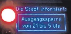  ?? SYMBOLFOTO: FABIAN STRAUCH/DPA ?? Jetzt also doch: Ab Mittwochab­end, 21 Uhr, gilt auch im Kreis Ravensburg die Ausgangssp­erre.