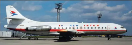  ?? JaCques Guillem ?? Air Inter utilisa 16 Caravelle III et 12 Caravelle 12 entre mars 1967 et août 1991. Suite à un problème de criques sur les voilures des Caravelle 12, Aérospatia­le prêta cette Caravelle VIR pendant un an. Vue à Orly en juin 1976, elle porte la bande rouge de Sata Genève.