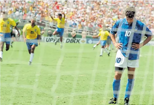  ??  ?? Baggio falla su penal y desata el festejo de Brasil, que fue tetracampe­ón del mundo en estados Unidos 94